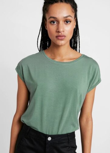 Laurel wreath woman tshirt